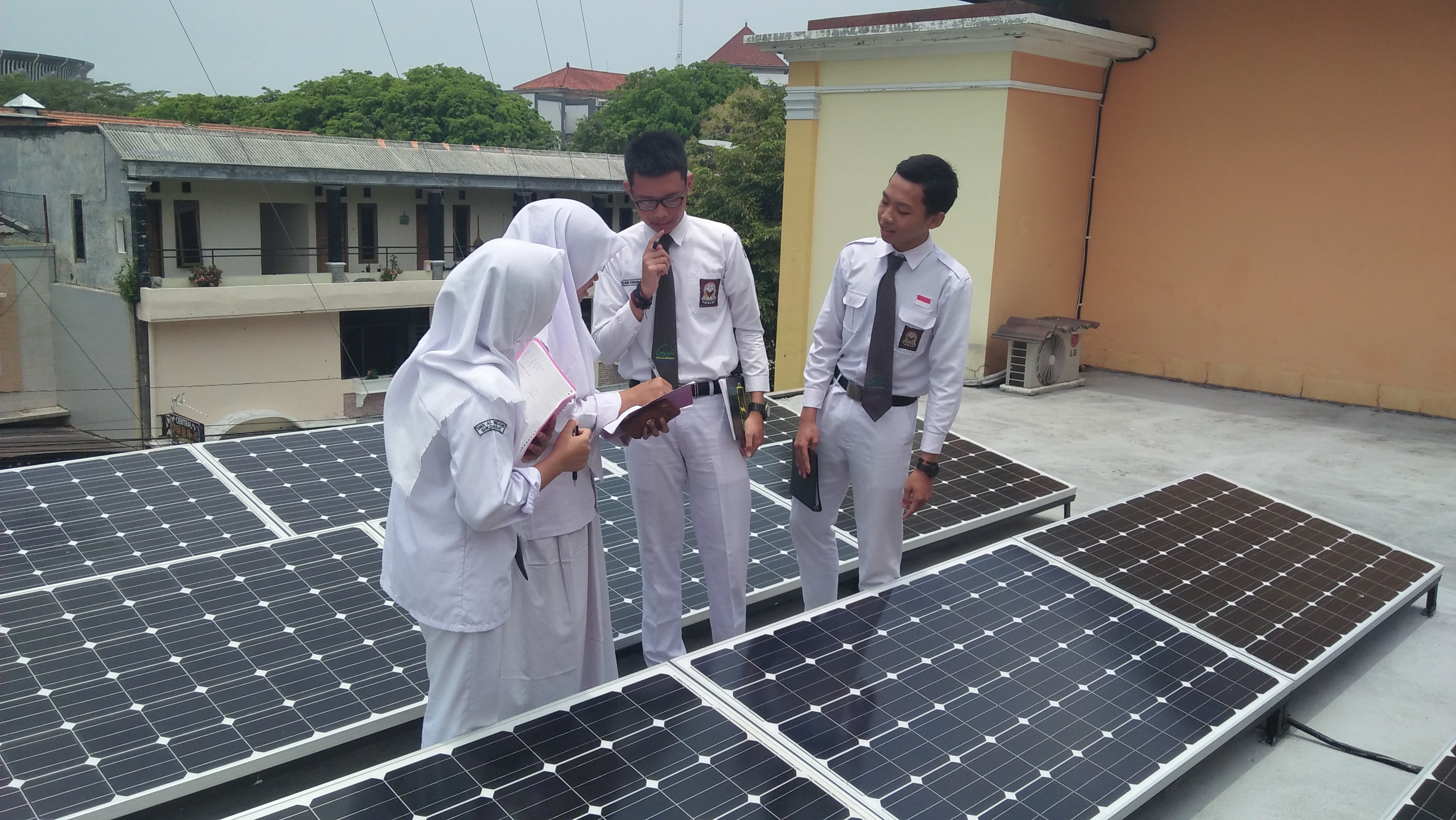 Read more about the article Al Firdaus Caring and Sharing  Civitas Akademika Al Firdaus Gelar Doa Bersama dan Donasi  untuk Korban Gempa NTB