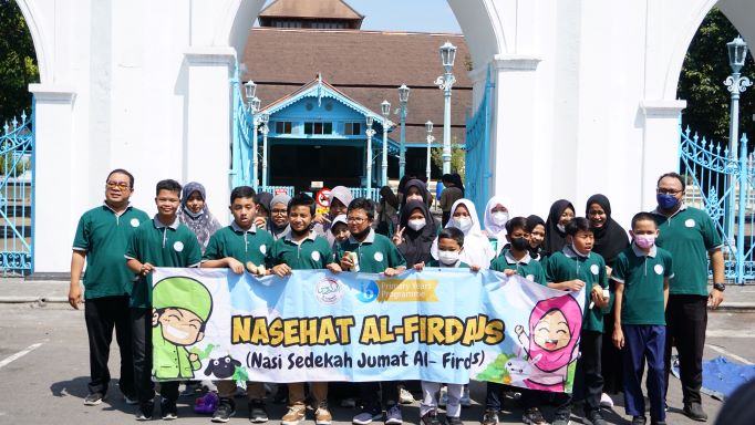 Read more about the article Nasi Sedekah Jumat (NASEHAT): Mengajarkan Anak Al Firdaus Berbagi Sejak Dini