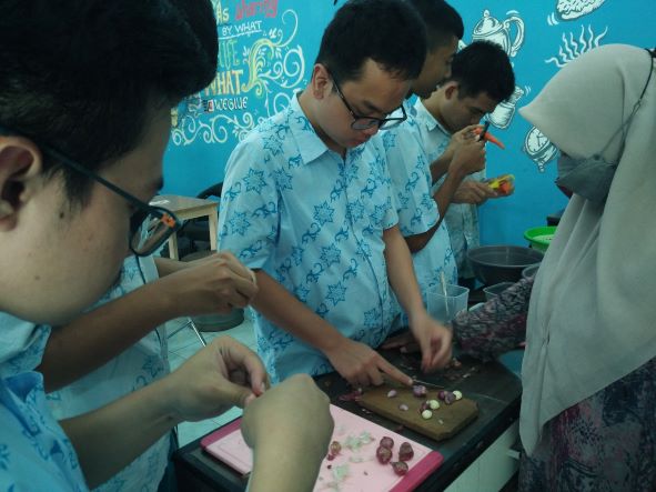 Read more about the article Hebat! Siswa-Siswi Inklusi Al Firdaus Melatih Lifeskill Memasak Mereka