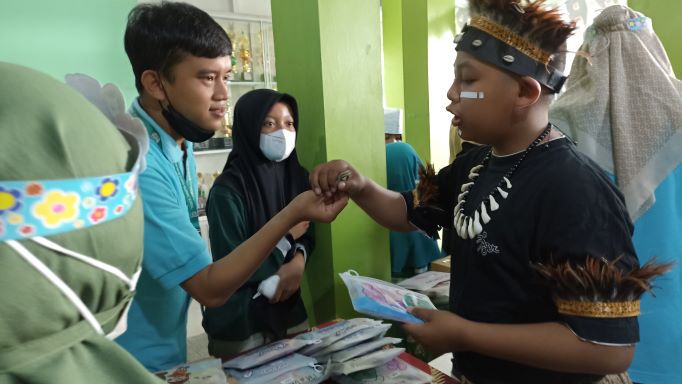 Read more about the article Anak Inklusi PYP Elementary Al Firdaus Unjuk Skill Berjualan Hasil Karya Mereka di Market Day