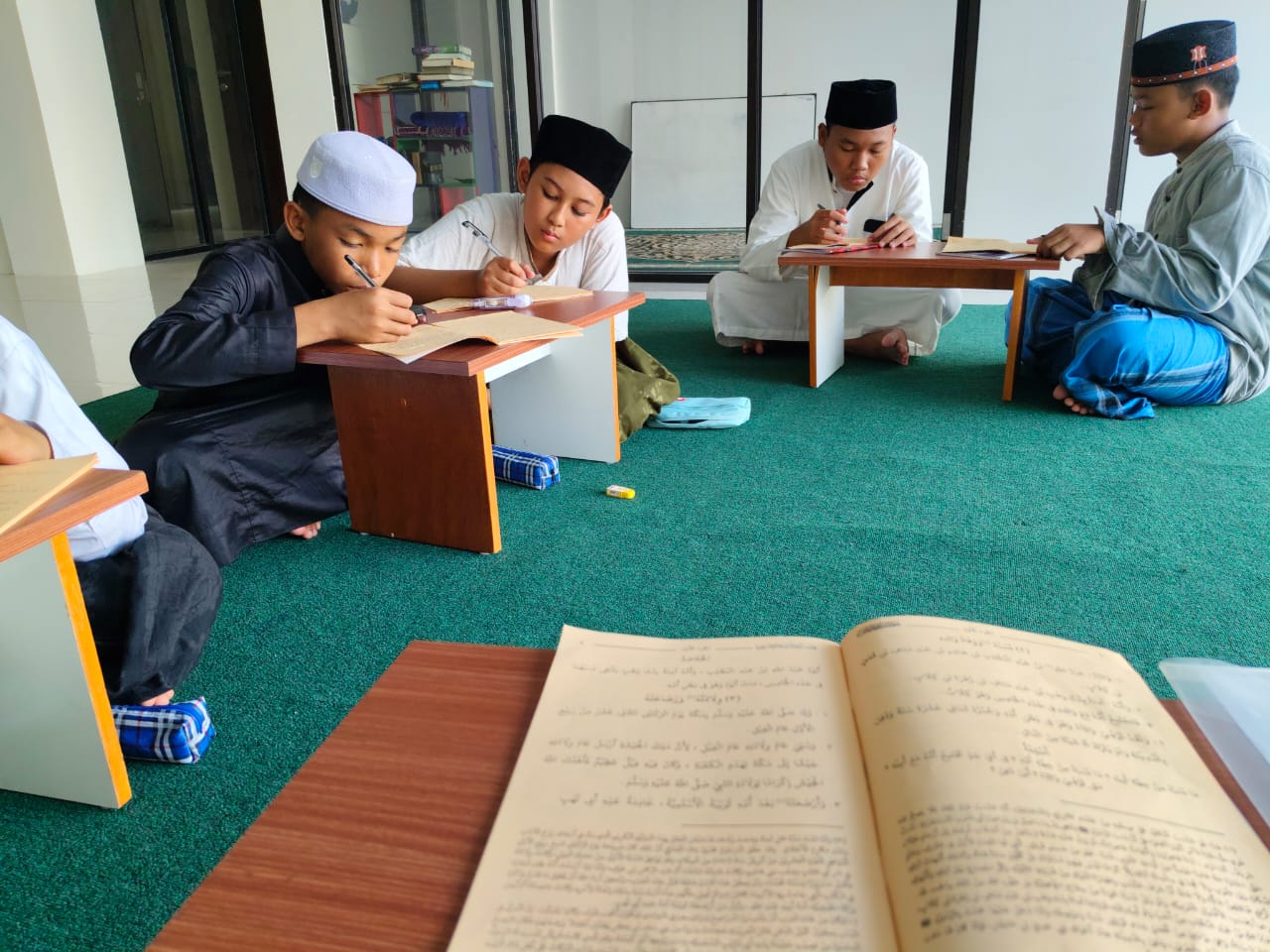 Read more about the article Al Firdaus Boarding Program: Pesantren Modern yang Mencetak Pemimpin Berakhlak Mulia dan Berwawasan Global