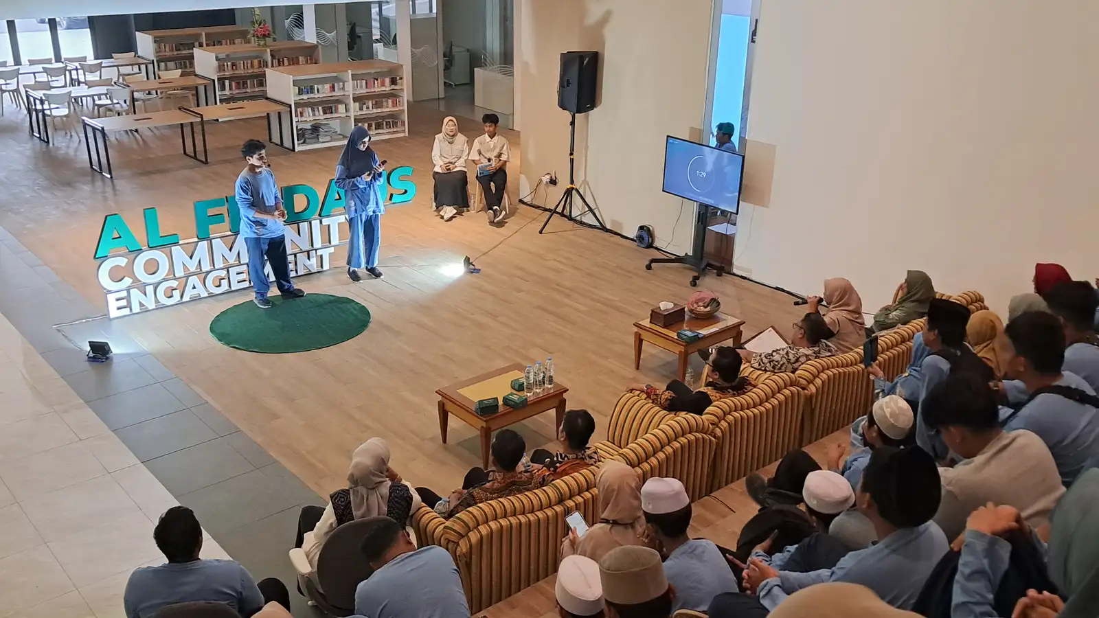Read more about the article Keren! Siswa SMP-SMA Al Firdaus Solo Presentasi Layaknya TED Talks