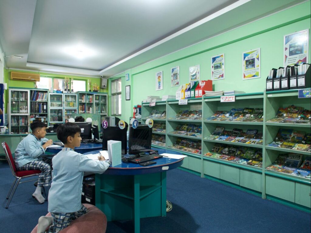 Lebih dari Sekadar Koleksi Buku, Perpustakaan SD Al Firdaus Menjadi Ajang Eksplorasi Pengetahuan dan Proyek Siswa