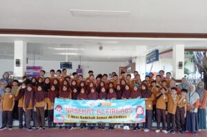Read more about the article Al Firdaus Peduli: Anak-Anak Berbagi Kebahagiaan Melalui Nasi Sedekah Jumat di Stasiun Purwosari Surakarta