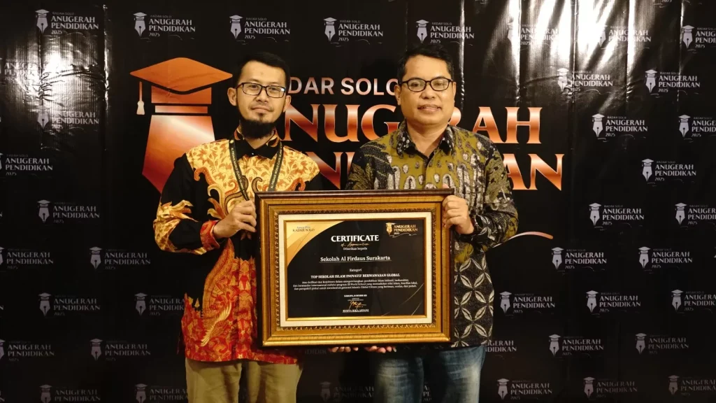 Al Firdaus Raih Penghargaan Top Sekolah Islam Inovatif Berwawasan Global Radar Solo – Jawa Pos Tahun 2025 (Dok. Al Firdaus)