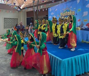 Read more about the article Mahasiswa Pengenalan Lapangan Persekolahan (PLP) UNS Berpartisipasi dalam Persiapan Kegiatan “Pustaka Ceria” TPP Al Firdaus