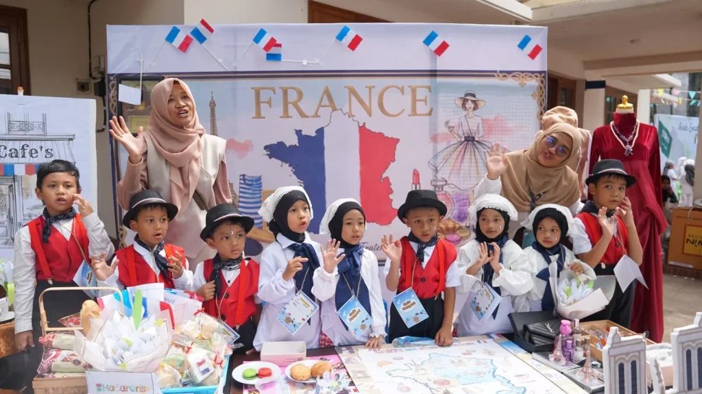 Radar Solo: TPP Al Firdaus Gelar Pustaka Ceria, Anak-anak “Jelajahi Dunia Lewat Cerita” untuk Peringati Hari Bahasa Internasional